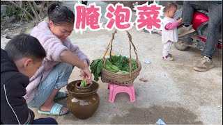 农村90后媳妇腌了一缸泡菜，过年存货足足的，做法简单又好吃【一帆妈妈】