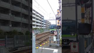 【京王線走行動画】国領駅付近の踏切を通過する都営新宿線10-300形　#Shorts