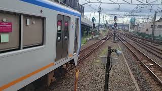 相鉄8713F(赤色顔の復刻ラッピング電車)による快速海老名行きの発車シーンin二俣川駅