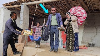 A poor nomadic woman battles the storms of life after her husband.