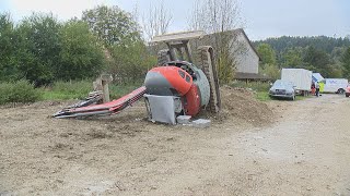 Kollbrunn ZH: Bagger kippt auf Arbeiter