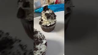 Chef Hector Delgado - Oreo Cupcakes - Mix #chefhectordelgado #shorts #cupcakes #oreocupcakes