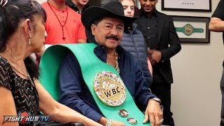 THE WBC AWARDS JOSE SANTA CRUZ, LEO'S FATHER WITH A VERY SPECIAL BELT