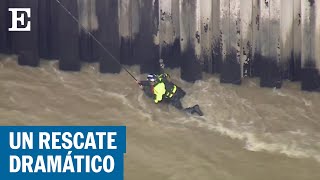 El difícil rescate en helicóptero de un hombre en el río Los Ángeles | EL PAÍS