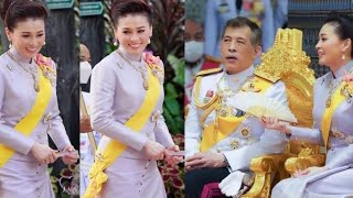 สง่างาม พระราชินีฉลองพระองค์ผ้าไหมลายดอกราชาวดี ดอกไม้ที่มีค่าคู่ควรพระราชา