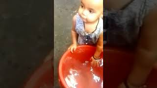छोटी बच्ची पानी से खेलती हुई कॉमेडी वीडियो मजेदार वीडियो #viral #tranding #shortsvideo #youtubeshort