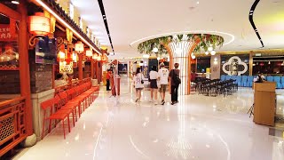 Guangzhou Longgui Wanmin Shopping Center, right at the entrance of the subway, is very lively