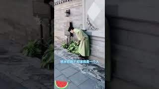 在《拿手好戏》首期“相遇”主题中，京剧戏社的学员们与两百年京剧史上的流芳之作亲密邂逅，未来的节目里，瑜老板又会带学员开启怎样精彩的京剧世界呢？每周六七点半，沉浸式戏曲研学之旅，等你一起，踏上旅途～