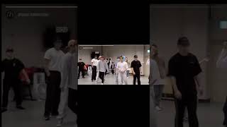 [세븐틴] 맏형들 대화에 신경 안쓰지만 괜히 신경쓰이는 막내 #shorts