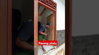 Proses pasang pintu