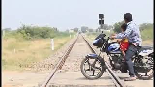 ابشع حادث في الهند قطار يمرد طفل 😥😥😥
