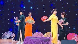 2025年2月1日 藍天樂團 女舞蹈組員 在(百花亭之戀歌曲) 襯托下 合演〈民國旗袍秀〉 盡顯 柯 羅姿態。