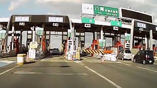 連休中の高速料金所。ETCなし車が長蛇の列　Tollgate of highway.Osaka/Japan.