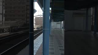 冬の朝の宮崎駅に到着してくる日豊本線上り817系