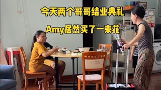 今天两个哥哥结业典礼，Amy 买了一束花