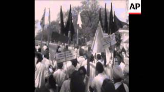 SYND 07/04/1969 THOUSANDS OF SIKHS MARCH ON THE BRITISH EMBASSY IN NEW DELHI ON TURBAN BAN PROTEST