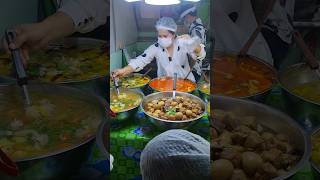 방콕 시내 한 재래시장의 인기만점 부페식당. 다양한 반찬과 국을 사 가네요 !!! Very popular buffet food at local market in Bangkok