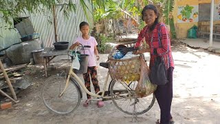 អ្នកមីងទេព ផលបណ្ដើរកង់លក់បន្លែបានទទួលថវិការខ្មែរនៅអាមេរិក/Khmer in the US donate money to the poor