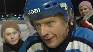 Sauli Niinistö pelaa jääkiekkoa