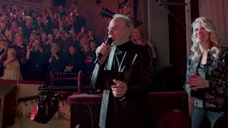 Neil Diamond sings 'Sweet Caroline' at A BEAUTIFUL NOISE opening night