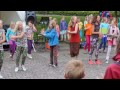 några av kulturskolans äldre dansgrupper dansar till lovely utanför simrishamns station 30 maj 2015