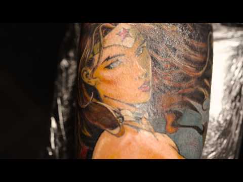 Does Bjork have any tattoos?