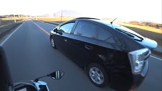 煽り運転してきた輩プリウスを追い回して鉄拳制裁