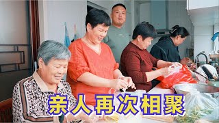 喷香哥去机场接大爷回家，家里炒鸡炖鱼包饺子，亲人相聚格外幸福