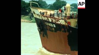 SYND 04/06/74 A CAMBODIAN GOVERNMENT CONVOY UNDER ATTACK ON THE MEKONG RIVER