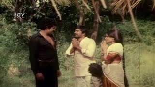 Tiger Prabhakar Saves Jayamala From Sudheer In Thick Forest | Raktha Thilaka Kannada Movie Scene