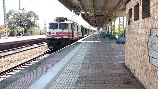 Classic Entry of 12216 Bandra  - Delhi Sarai Rohilla Garib Rath Express With WAP-5. Indian Railways