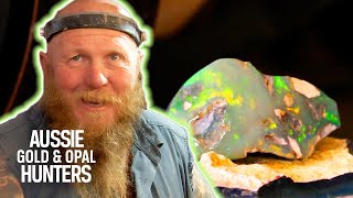 The Bushmen Discover A Stunning Grey-Based Crystal Opal | Outback Opal Hunters