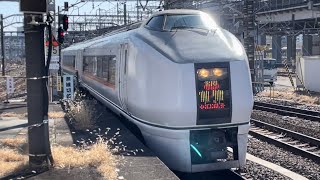 JR東日本651系1000番台ｵｵOM201編成（トップナンバー）が特急草津3号長野原草津口行きとして大宮駅7番線に到着するシーン（3003M・A452運用）2023.2.9