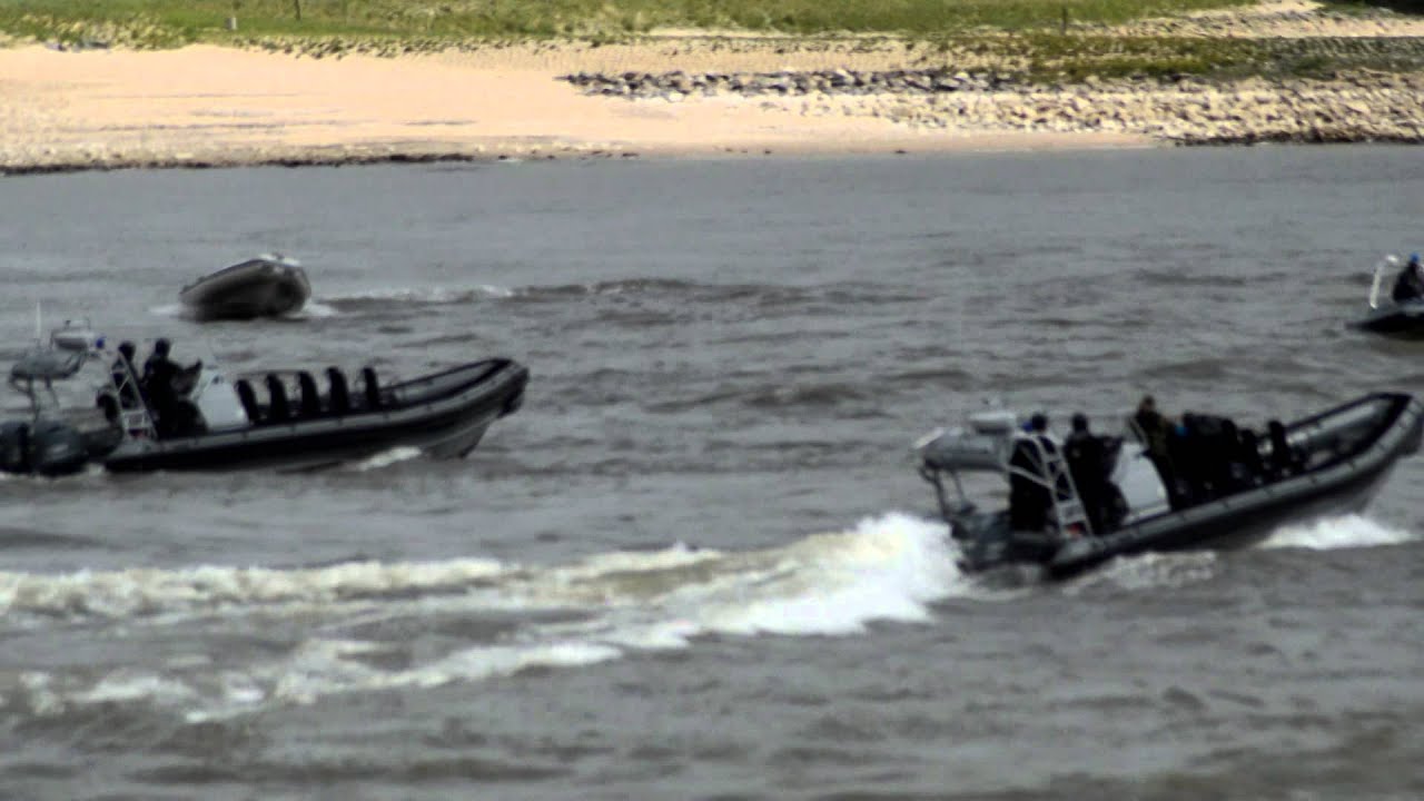 Brigade Speciale Beveiligingsopdrachten (BSB) Oefent Op De Waal In ...