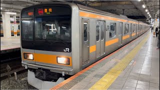 JR東日本209系1000番台ﾄﾀ81編成が中央線快速豊田行きとして立川駅5番線を発車するシーン（1799T）2023.2.1