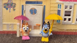 Rainy Day! Bluey and Bingo in the puddles 💦 - splash time - jumping fun