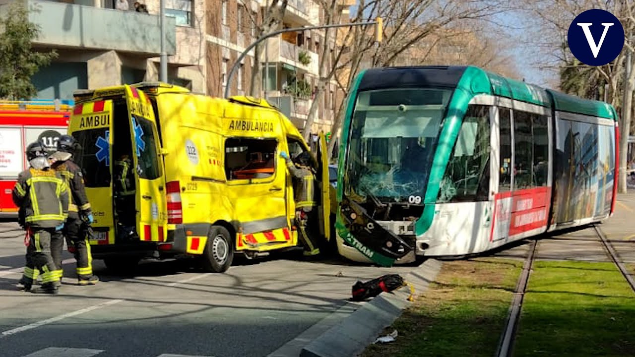 Aparatoso Accidente Con Heridos Entre Un Tranvía Y Una Ambulancia En ...