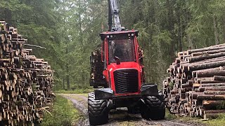 Loading and Unloading Logs | Komatsu 835tx in Thinning