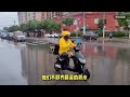 襄阳暴雨！街道积水1米多，小鱼上岸，