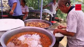 山區白事上很少能看到的坐桌子吃飯場景，和你們那裡一樣嗎？ 【卢保贵视觉影像】