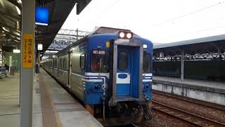 3183次EMU800型微笑號區間車高雄5B離站+3194次無階化區間車高雄4A離站+316次經由南迴線開往新左營DR2900+DR3000型的柴聯自強號高雄4B停車