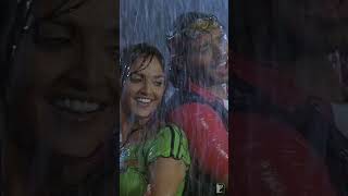 Tu Akeli Main Akela 😉 #dilbara #dhoom #udaychopra #eshadeol #monsoon #rainyday #dancesong #yrfshorts