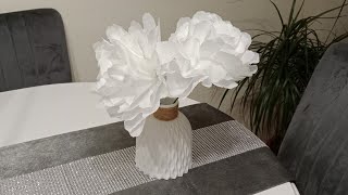 una servilleta de papel una flor