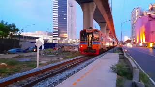 คนรอรถไฟเยอะมาก จุดหยุดรถไฟอโศกผู้โดยสารเต็มทุกขบวน #train #รถไฟ