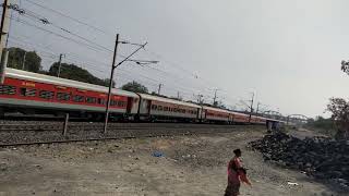 Deadly Whining By LGD WAP-7 Hauled 82654 JP YPR Suvidha Express Knocks Bilimora JN