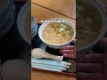 フライパンサイズの器で食べるデカ盛りカレーうどん！