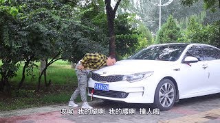 小伙碰瓷豪车，美女车主灵机一动，还倒赚了1000元，人才呀【李懿美】