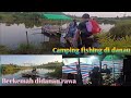 Berkemah pasang perangkap ikan mancing dan memasak camping family