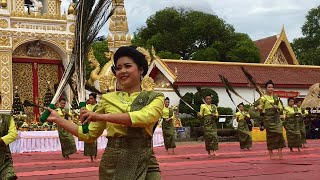 งดงาม! ฟ้อนหางนกยูง รำบูชาพระธาตุพนมปี 2565