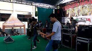 HELLO HOLIDAY - INTRO \u0026 MENGEJAR MIMPI (COVER GINGGA BURGER) AT TROOPS MANIFEST #FEST UNITY